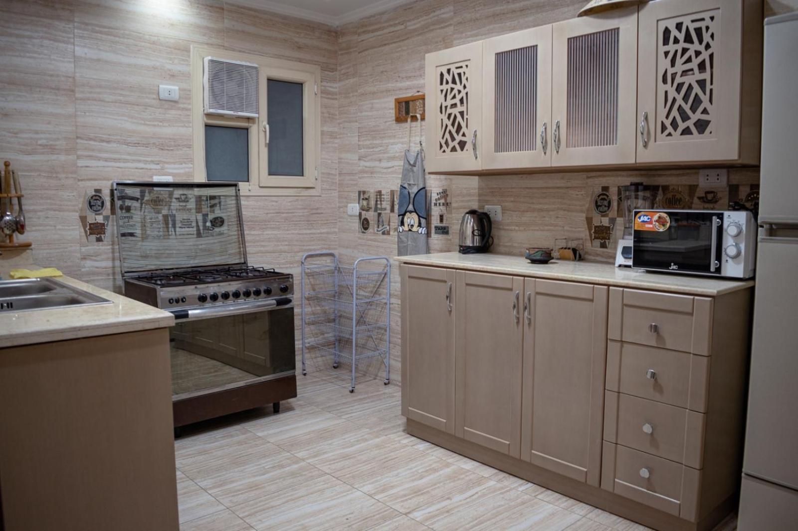 شقه فندقيه فاخره رؤية مفتوحه للأهرامات Apartment *