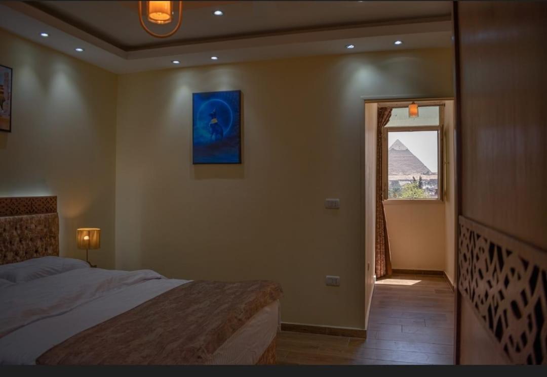 شقه فندقيه فاخره رؤية مفتوحه للأهرامات * Cairo