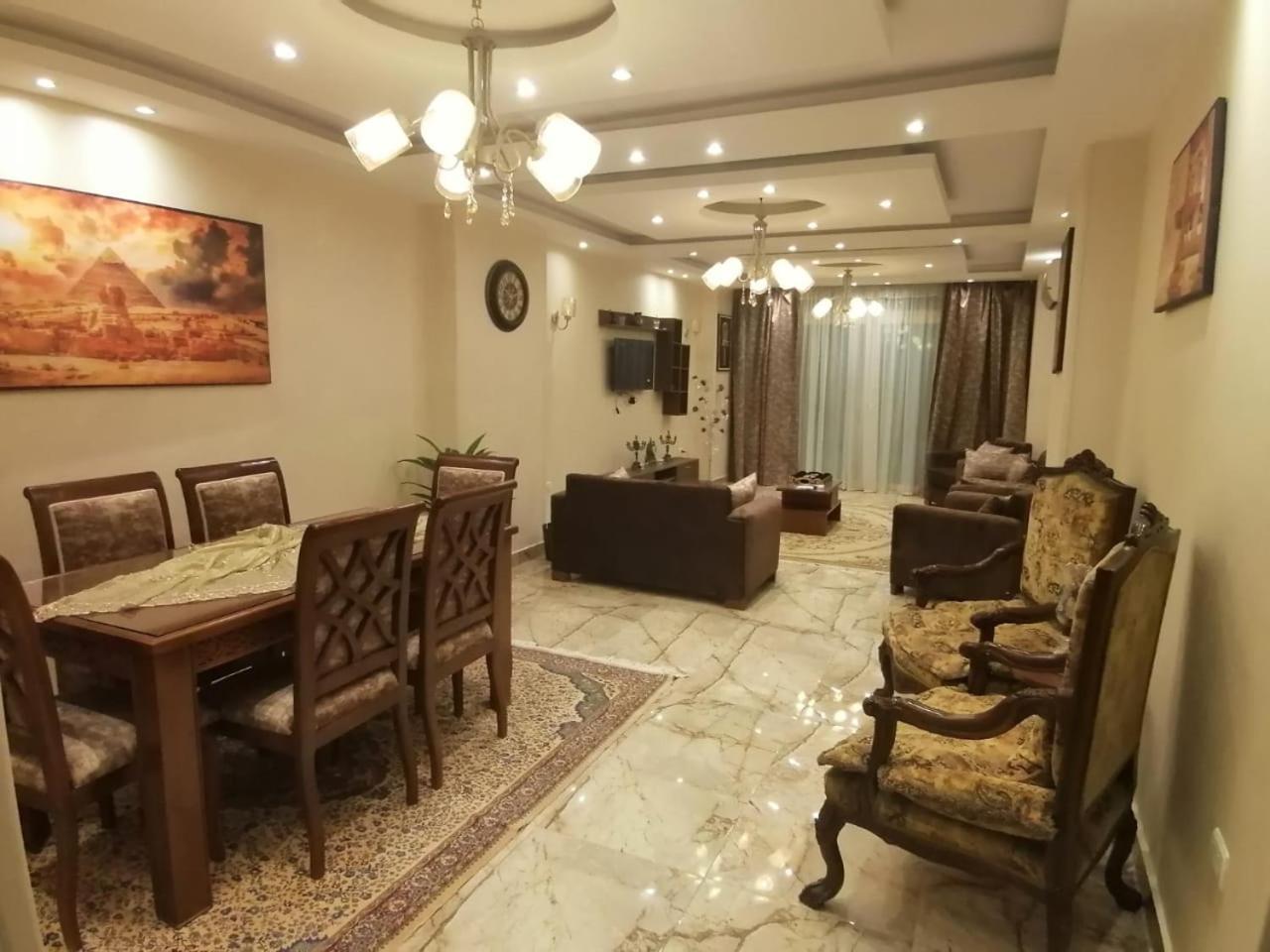 شقه فندقيه فاخره رؤية مفتوحه للأهرامات